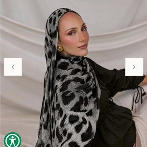 Elegant Black and Gray Leopard Print Scarf